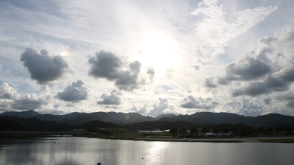 하얀 구름과 태양이 빛나는 여름날 