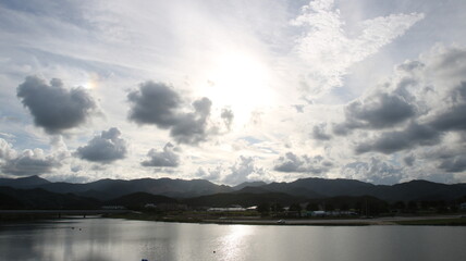 하얀 구름과 태양이 빛나는 여름날 