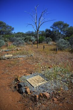 Grave of a gold prospector who died in 1915, Fields Find Gold Mine, Outback, Western Australia, Australia
