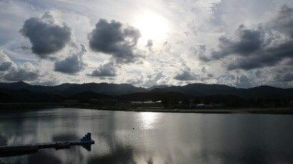 하얀 구름과 태양이 빛나는 여름날 