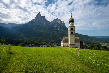 Kirche St. Valentin mit den Dolomiten im Hintergrund.