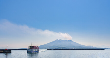 桜島フェリー は 桜島 と 鹿児島港 を結ぶ 海上交通機関 【 鹿児島 の 風景 】