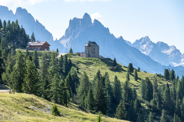 Blick zur D&uuml;rrensteinh&uuml;tte und zum Sperrwerk.