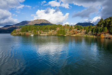 Naklejka premium Scenic Lake and Autumn Mountain Landscape in Japan
