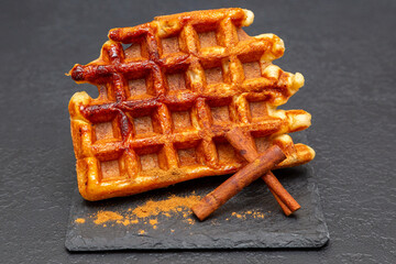Gaufre liégeoise parfumée à la cannelle, spécialité sucrée traditionnelle