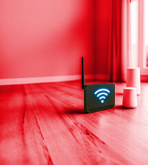 WIFI Router im Wohnzimmer mit rotem Farbfilter