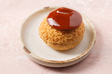 Chou individuel au caramel beurre salé, dessert français gourmand