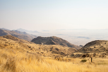 Obraz premium A picnic spot overlooks the vast Namib Desert from Spreetshoogte Pass
