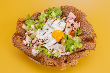 Bowl de galette de sarrasin garnie de salade, plat healthy fait maison
