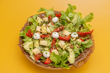 Galette de sarrasin servie en bowl avec salade fraîche, plat maison sain

