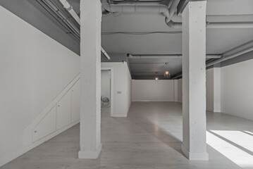 Fototapeta premium Void space in a basement with ceilings over three meters high and exposed ductwork, ideal for a commercial space or studio