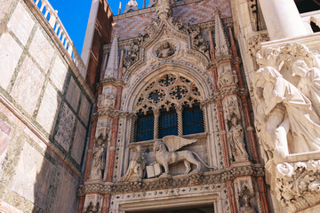 Obraz premium Venice, August 2025 – iconic views of St. Mark’s Basilica, Rialto Bridge, Grand Canal, Venetian nights, gondolas, and Carnival masks. Timeless beauty and culture in every shot.