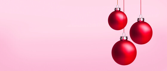 Weihnachtskugeln vor Hintergrund
