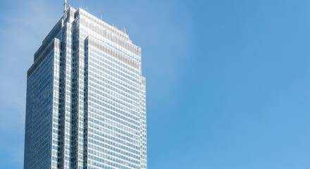 Obraz premium Modern skyscraper against clear blue sky