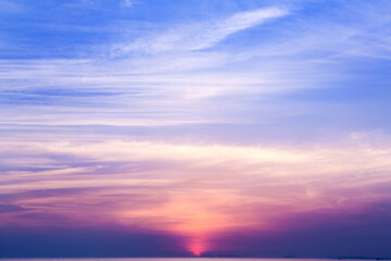 Obraz premium Vibrant Sunset Over Ocean with Colorful Clouds and Purple Afterglow Seascape