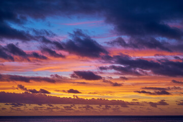 Obraz premium Colorful Sunset Clouds Over Fiji Ocean with Golden Afterglow