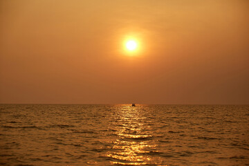 Obraz premium Ocean Sunrise Or Sunset With Red Glow Seascape