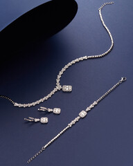 Elegant silver jewelry set with rectangular baguette pendants and intricate zigzag chain design © Hamid