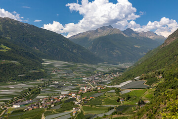 Blick über Tschars ins Vinschgau, Südtirol