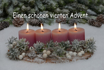 Adventsdekoration mit Tannenzweigen, Zapfen und rosa Kerzen im Schnee, vier davon brennen zum vierten Advent.	Einen schönen vierten Advent.