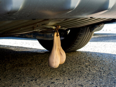 Egg-shaped pendant for car towing eye
