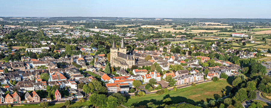 Panorama von Xanten Altstadt mit Dom, Stadtmauer und Windm&uuml;hlen