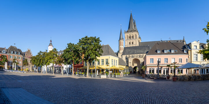 Der Marktplatz und der Dom in Xanten am fr&uuml;hen Morgen