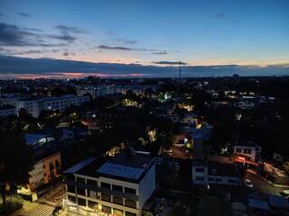La ciudad despierta lentamente, envuelta en tonos dorados y rosados que anuncian un nuevo comienzo. Cada rayo de sol se refleja en los edificios, convirtiendo lo cotidiano en un instante mágico.