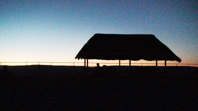 Refugio en sombra bajo cielo que despierta