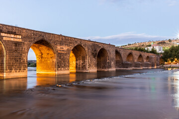 Fototapeta premium Dicle Bridge over Tigris river near Diyarbakir, Turkey