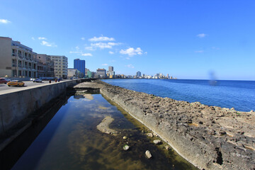 Fototapeta premium Costado urbano frente al Mediterráneo