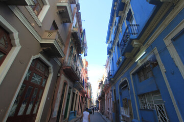 Obraz premium Calle estrecha con edificios coloridos y balcones en ciudad mediterránea