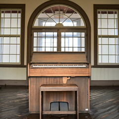 古いオルガンのある風景　旧山形師範学校本館