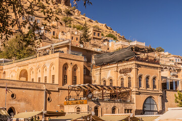 Obraz premium MARDIN, TURKEY - SEPTEMBER 26, 2022: Traditional sandstone houses in Mardin, Turkey