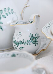 Vintage-Porzellan- und Glasgeschirr auf einem eleganten Esstisch	