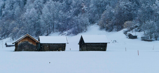 Landschaftspanorama Scheunen in Winterlandschaft