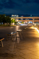 夜の散歩道とライトに照らされたベンチ