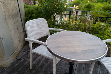 ウッドデッキに置かれたガーデンテーブルと椅子