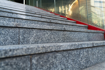 無機質で直線的な階段構造