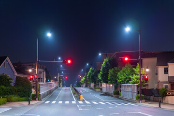 深夜の静寂な街並み