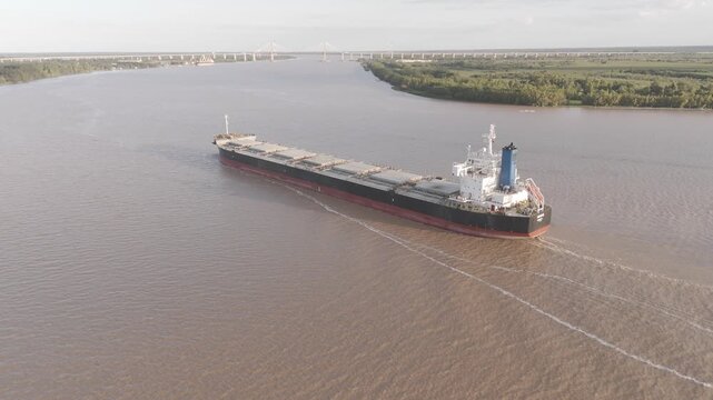 Buque de carga en el r&iacute;o atardecer  &ndash; Vista a&eacute;rea con drone