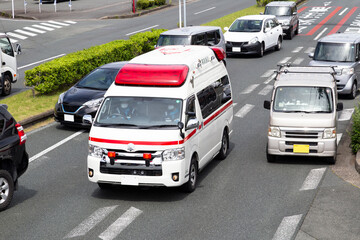 救急車と道を譲る一般車両