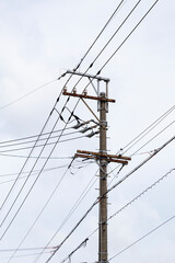 電柱と送電線