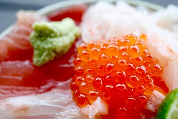 海鮮丼に盛られたいくらのクローズアップ