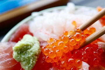 海鮮丼に盛られたいくらのクローズアップ