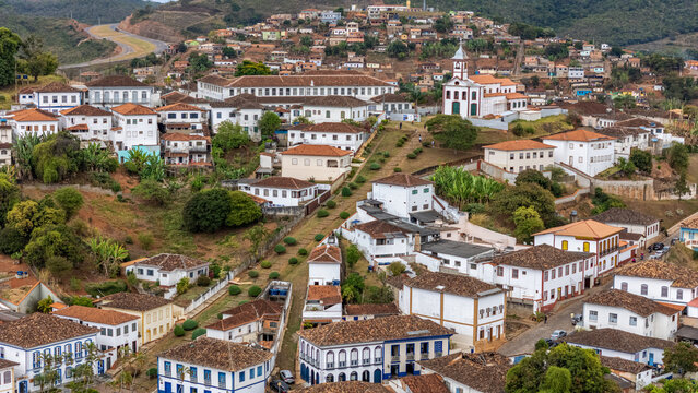 Vista a&eacute;rea do centro hist&oacute;rico de Serro, com a igreja de Santa Rita aos fundos, Minas Gerais, Brasil. Uma vista a&eacute;rea de drone. da regi&atilde;o hist&oacute;rica da cidade.