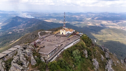 Santu&aacute;rio Bas&iacute;lica de Nossa Senhora da Piedade, Serra da Piedade, Caet&eacute;, Minas Gerais, Brasil. Uma vista a&eacute;rea da Bas&iacute;lica no topo da Montanha. 
