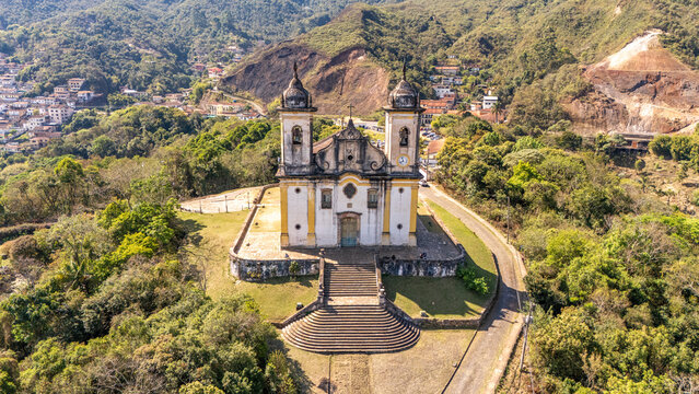 Vista a&eacute;rea frontal da Igreja de S&atilde;o Francisco de Paula, no centro hist&oacute;rico de Ouro Preto, Minas Gerais, Brasil.