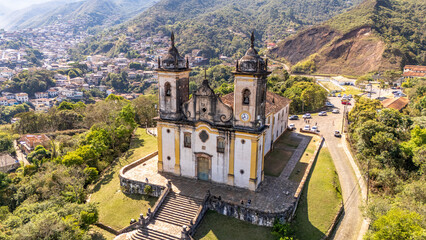 Fototapeta premium Vista aérea em perspectiva da Igreja de São Francisco de Paula, no centro histórico de Ouro Preto, Minas Gerais, Brasil.
