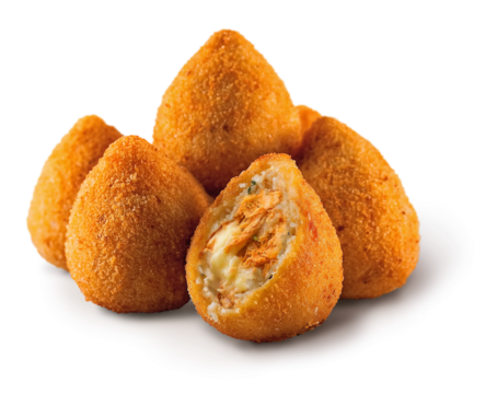 Coxinhas crocante com recheio de frango, azeitonas e catupiry, lanche tradicional brasileiro isolado em fundo transparente	
